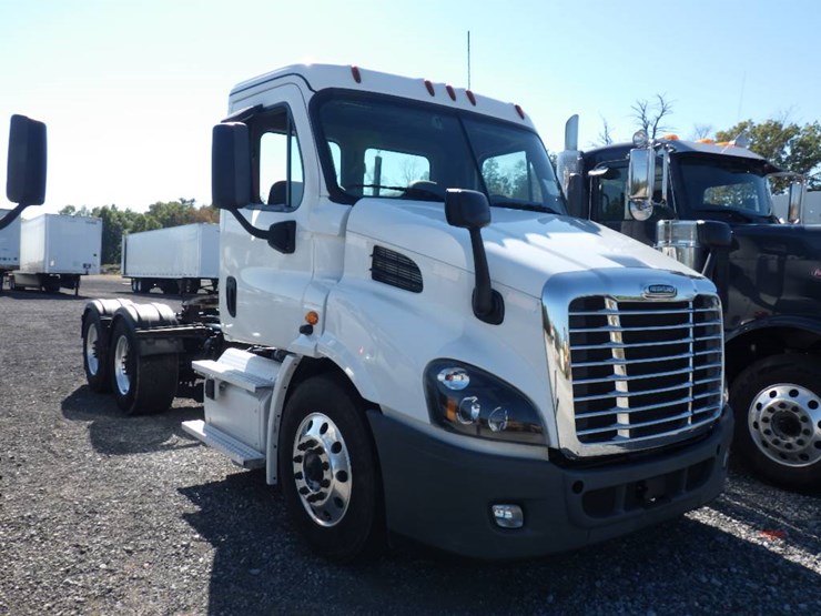 2020-freightliner-cascadia-113-image-2