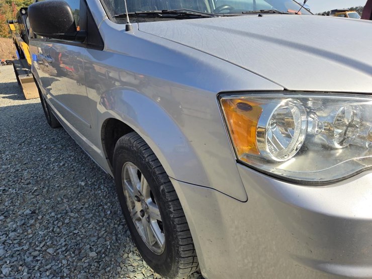 2011-dodge-grand-caravan-image-13