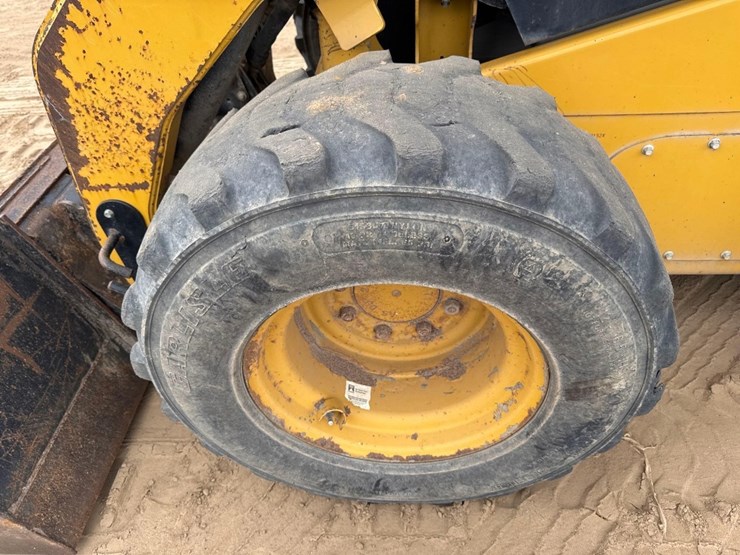 2012-caterpillar-262c2-image-12