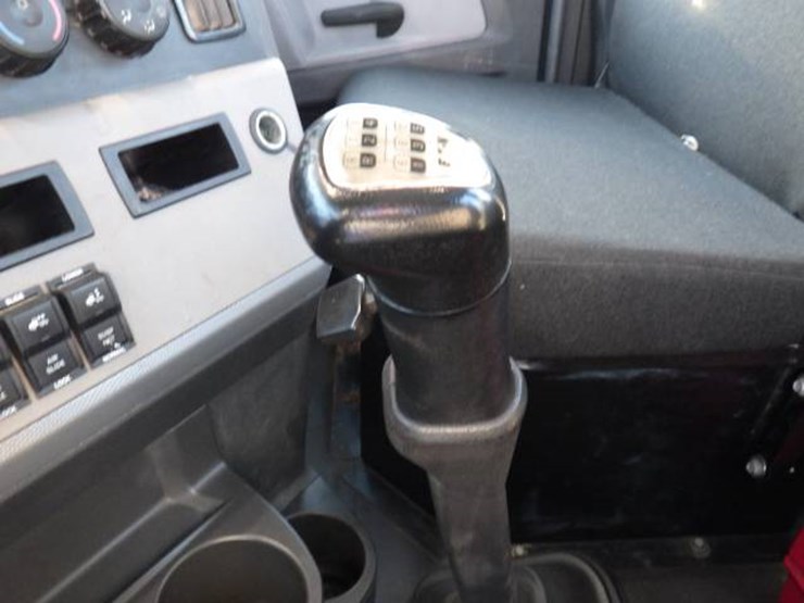 2020-freightliner-cascadia-126-image-12