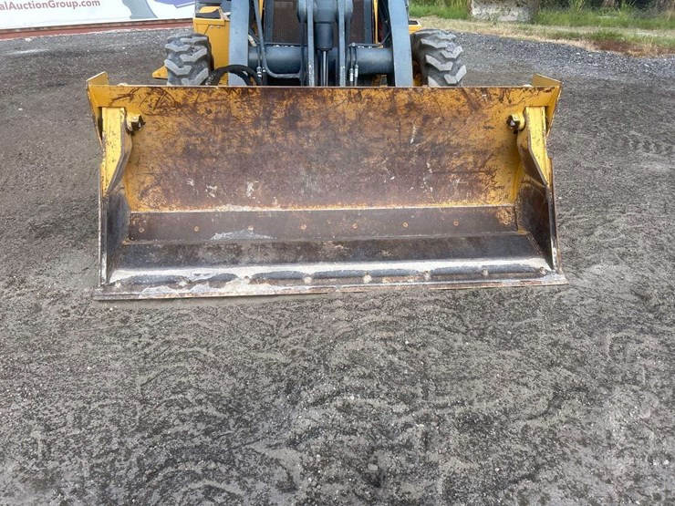 2015-deere-410l-image-12