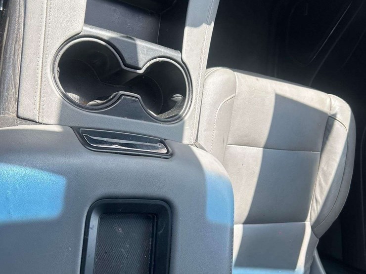 2019-chevrolet-suburban-image-14