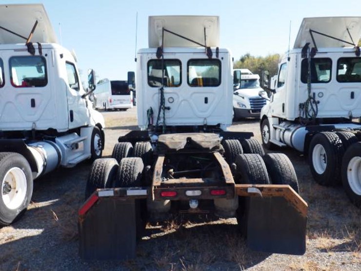 2018-freightliner-cascadia-126-image-6