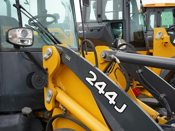 2010-deere-244j-image-23
