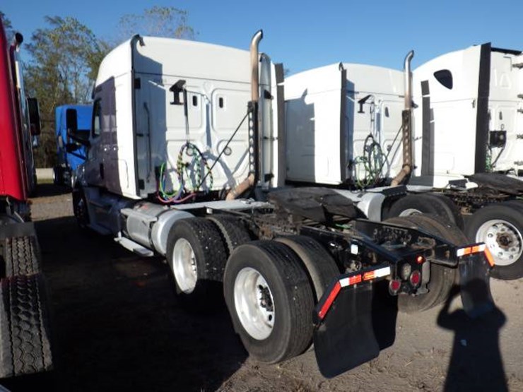 2019-freightliner-cascadia-126-image-8