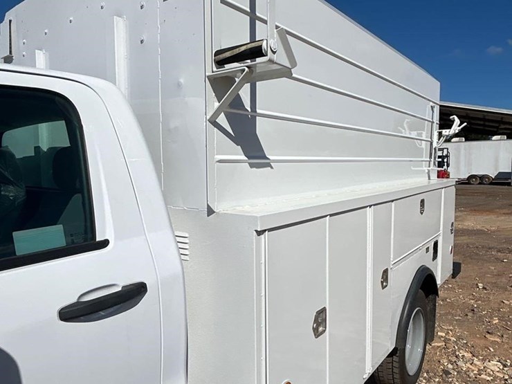 2023-chevrolet-silverado-6500hd-image-10