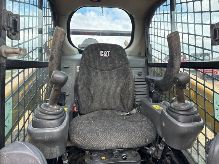 2016-caterpillar-259d-image-23