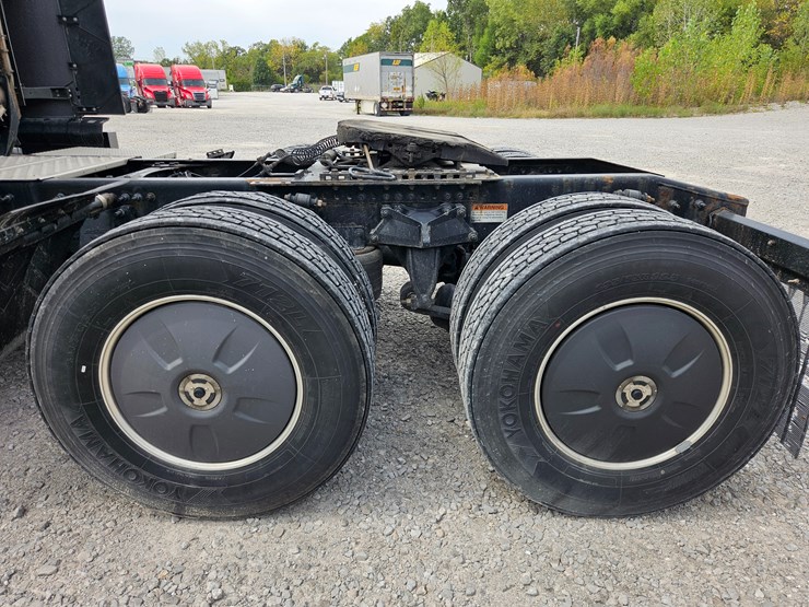 2019-freightliner-cascadia-126-image-81