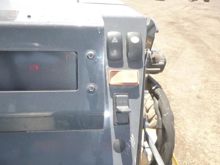 2021-deere-210l-image-11