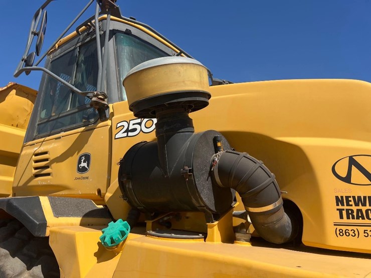 2006-deere-250d-image-11