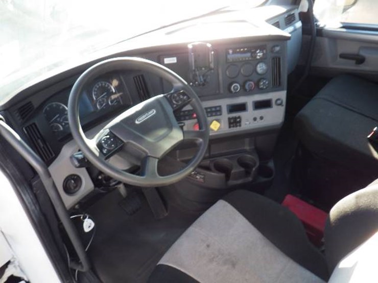 2020-freightliner-cascadia-116-image-10