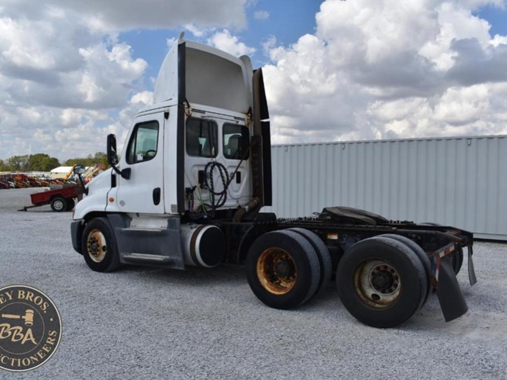 2015-freightliner-cascadia-125-image-3