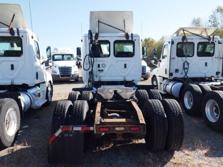 2018-freightliner-cascadia-126-image-6