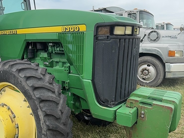 john-deere-8300-image-3