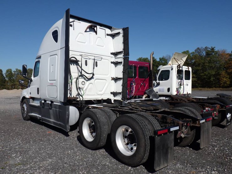2018-freightliner-cascadia-126-image-10
