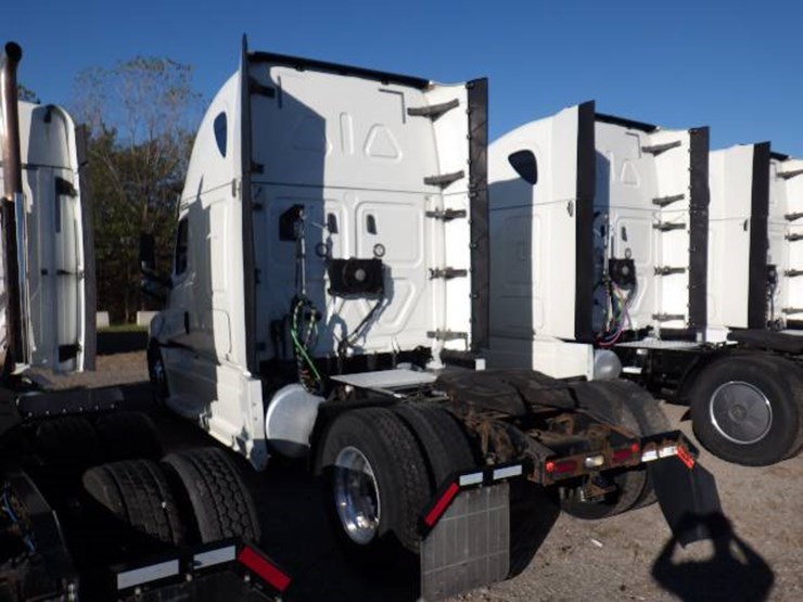 2019-freightliner-cascadia-126-image-9