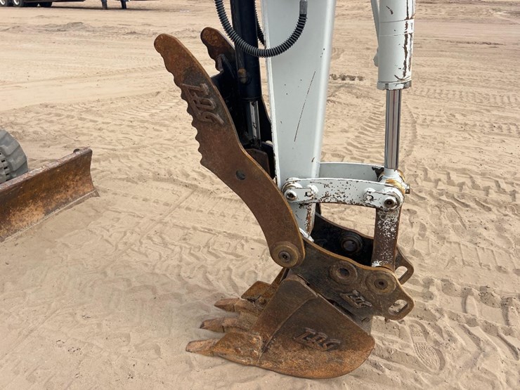 2018-takeuchi-tb240-image-10