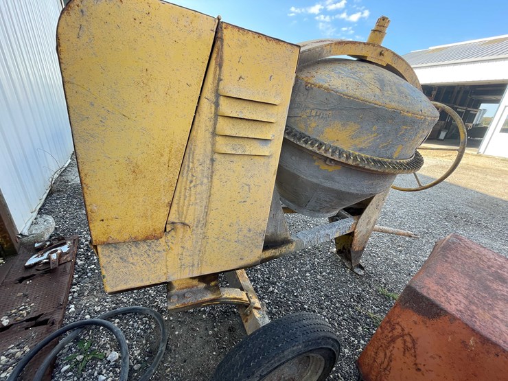 #1969-•-gilson-portable-concrete-mixer-image-11