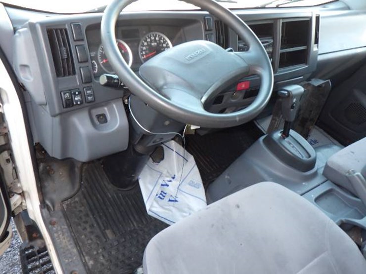 2017-isuzu-npr-image-13