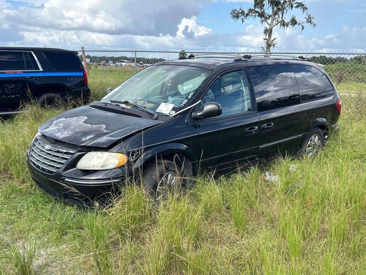 2005-chrysler-town-&-country-image-1