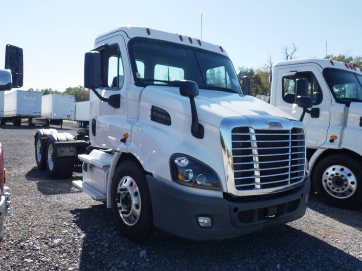2020-freightliner-cascadia-113-image-2