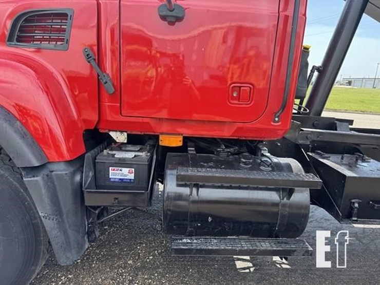 mack-granite-cv713-image-17