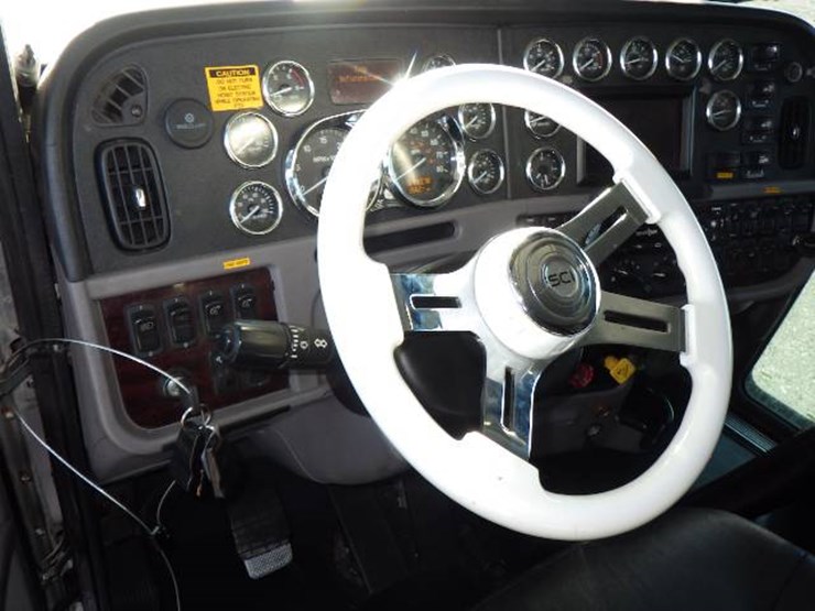 2018-peterbilt-389-image-10