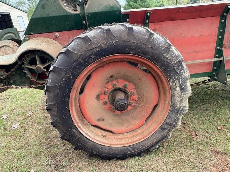 new-idea-ground-driven-manure-spreader-image-5