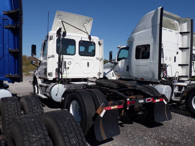 2021-freightliner-cascadia-126-image-7