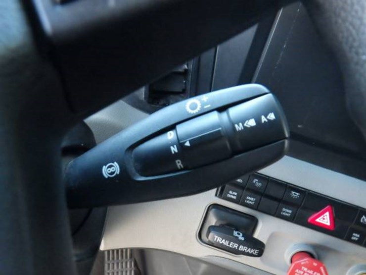 2019-freightliner-cascadia-126-image-11