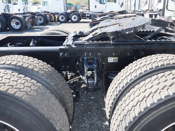 2020-peterbilt-389-image-3