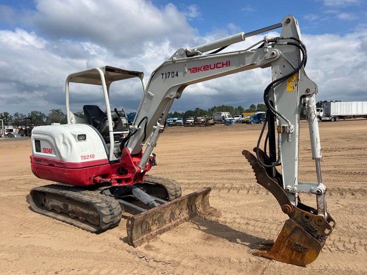 2017-takeuchi-tb240-image-6