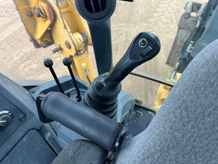 2017-deere-410l-image-42