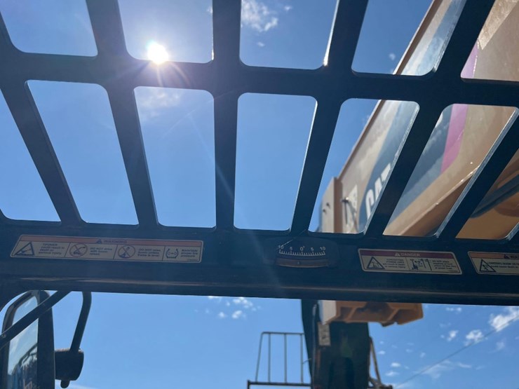2018-caterpillar-tl1055d-image-34