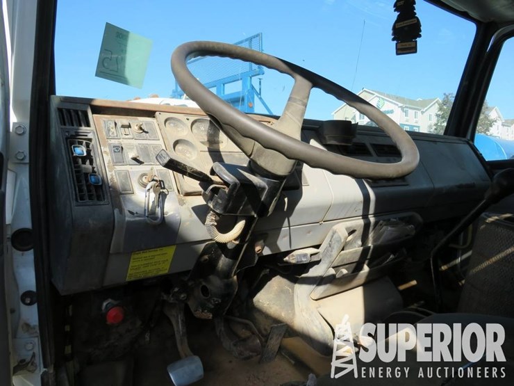 1998-freightliner-fl70-image-7