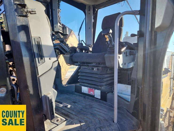 2015-caterpillar-14m-image-6