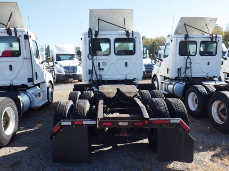 2018-freightliner-cascadia-126-image-8