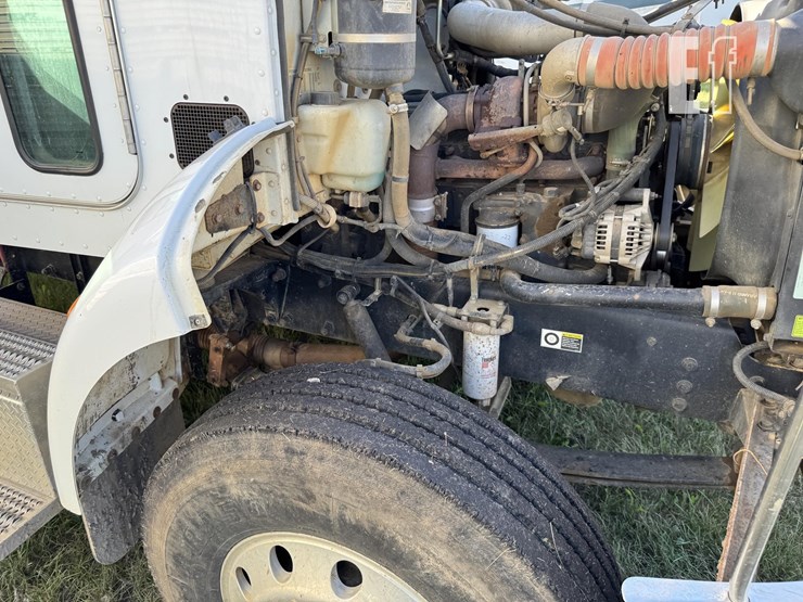 2005-peterbilt-335-image-47