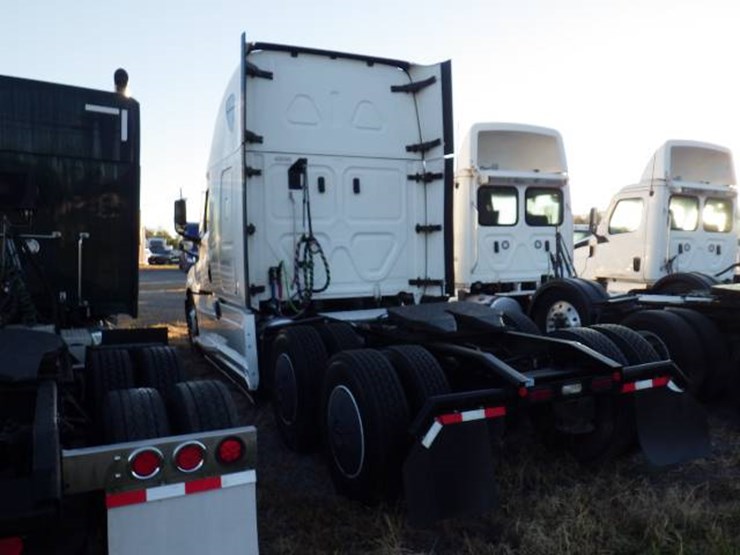 2022-freightliner-cascadia-126-image-8