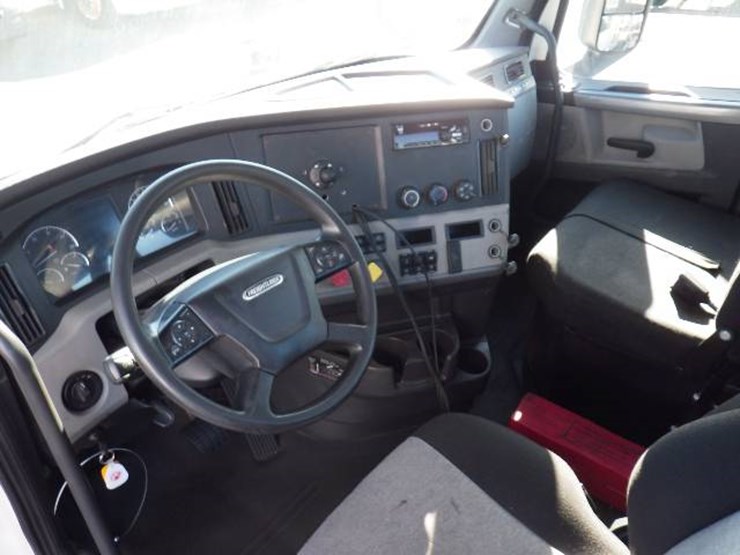 2018-freightliner-cascadia-126-image-9