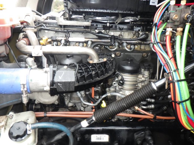 2020-freightliner-cascadia-126-image-12