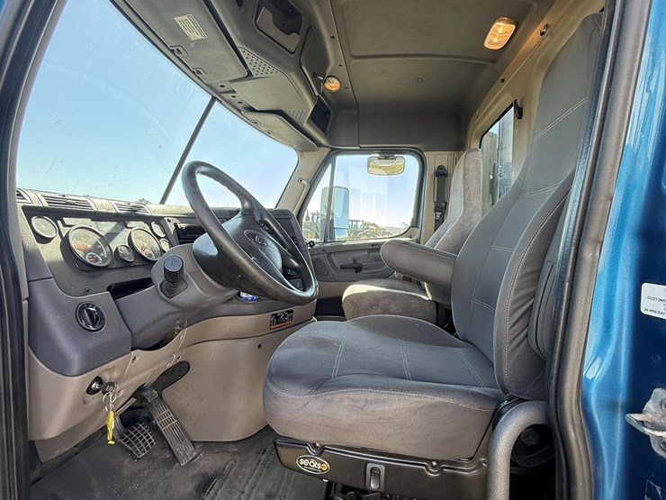 2015-freightliner-cascadia-125-evolution-image-19