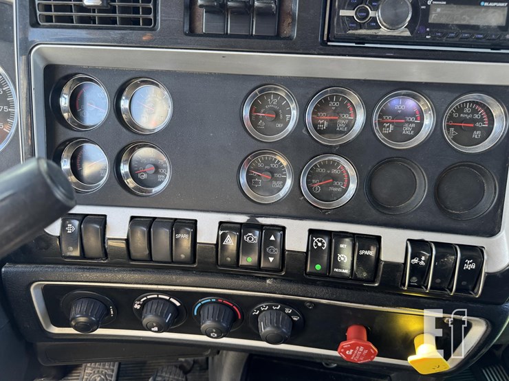 2011-kenworth-t800-image-27