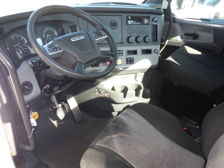 2021-freightliner-cascadia-126-image-8