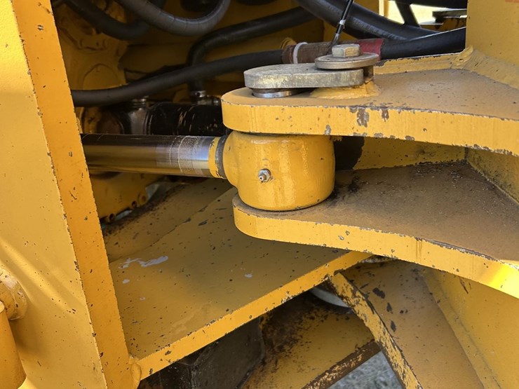 2003-deere-824j-image-41