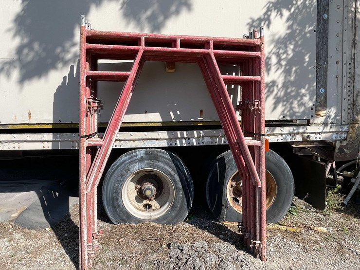 #1982-•-(12)-walk-through-scaffolding-rings-image-1