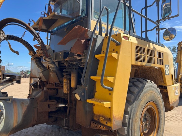 2014-komatsu-hm300-3-image-22
