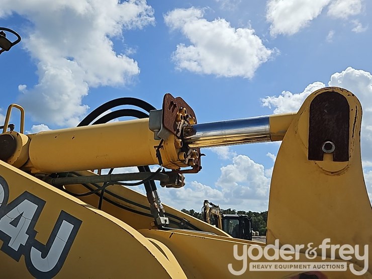 2003-deere-824j-image-13