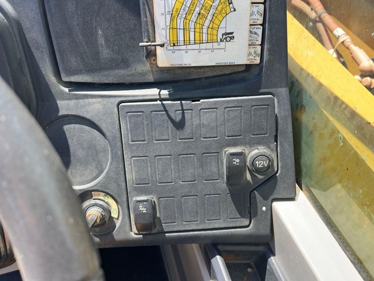 2018-caterpillar-tl1055d-image-31