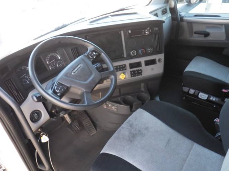 2019-freightliner-cascadia-126-image-10